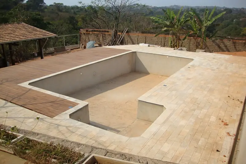 Construção de piscina de concreto com prainha