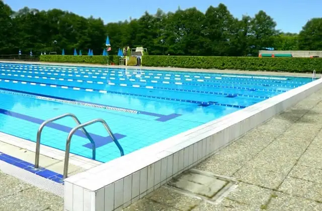 Piscina semiolímpica com raias mantida pela Cuidados e Reparos