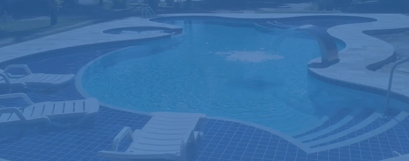 Água azul de piscina