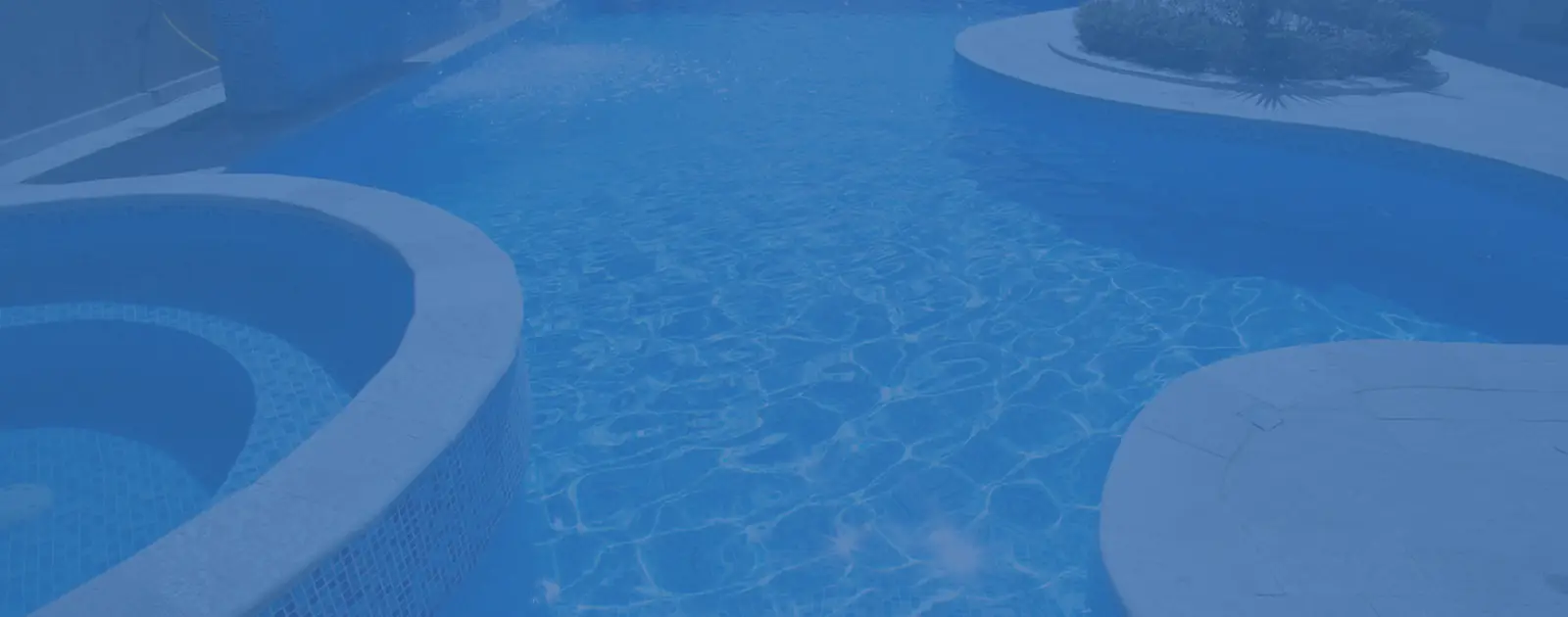 Água azul de piscina