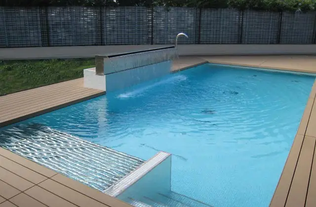 Piscina aquecida com deck de madeira