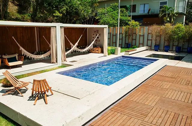 Área de lazer com piscina e sauna