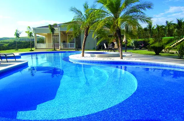 Área de lazer com piscina