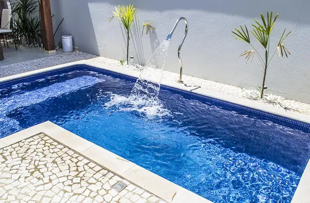Piscina residencial com cascata após manutenção