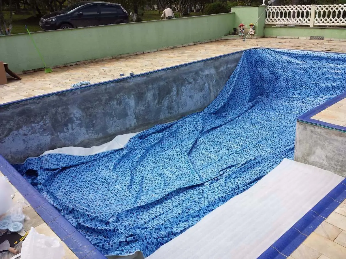 Instalação de vinil estampado em piscina